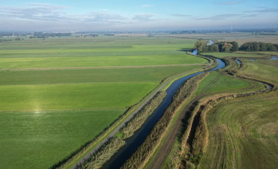 Niederländische Landschaft mit Wasserkanal und grünen Feldern aus der Vogelperspektive