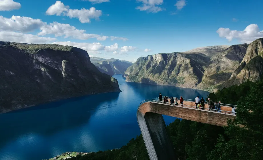 Sicht auf Aussichtsplattform über Fjord mit Besuchern in Norwegen