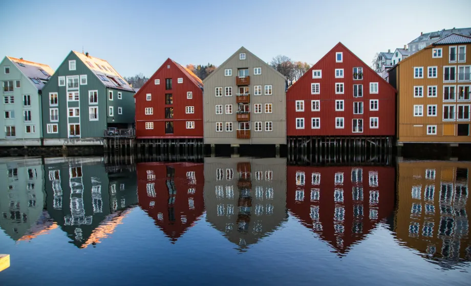 Bunte Häuserreihe in städtischer Bucht in Trondheim, Norwegen