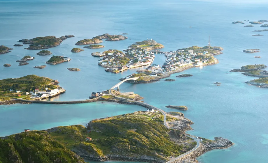 Luftaufnahme über norwegische Inseln mit Autobahn mit Brücken von Insel zu Insel