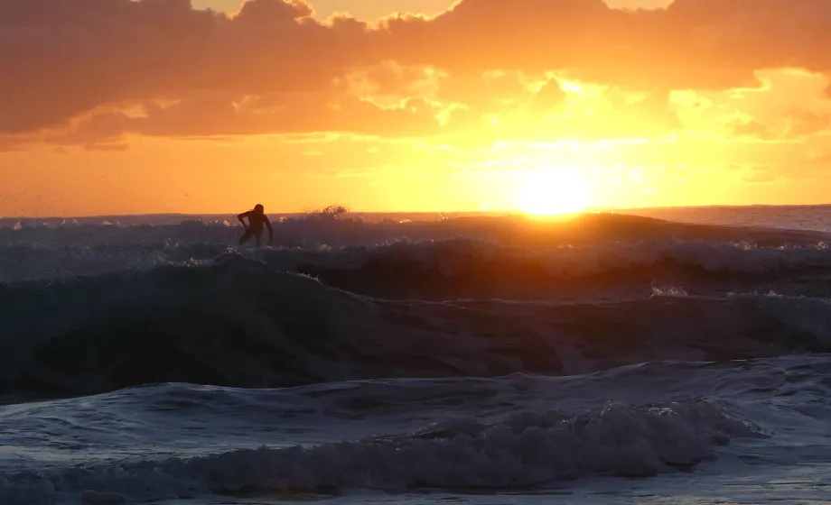 Sonnenuntergang über Meer mit goldiger Sonne