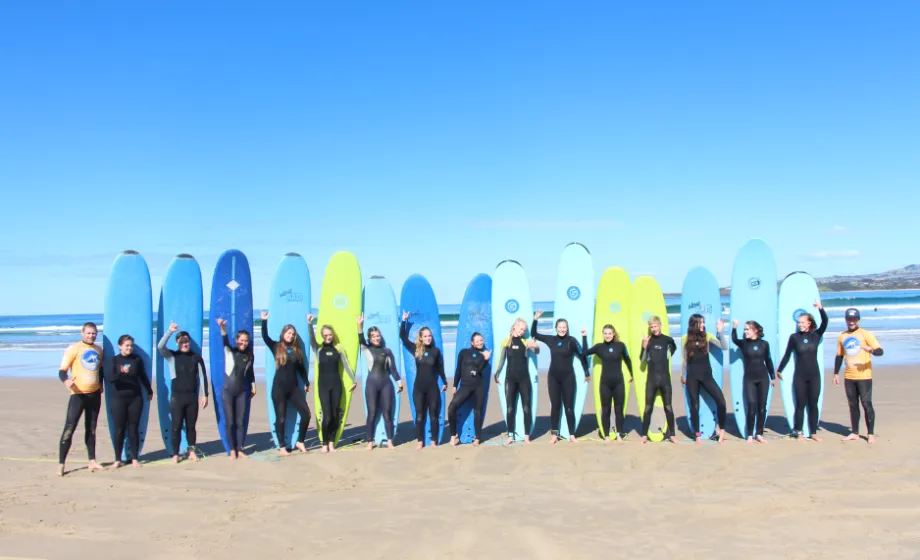 Gruppe Surfer mit Surfboards an Strand in Australien