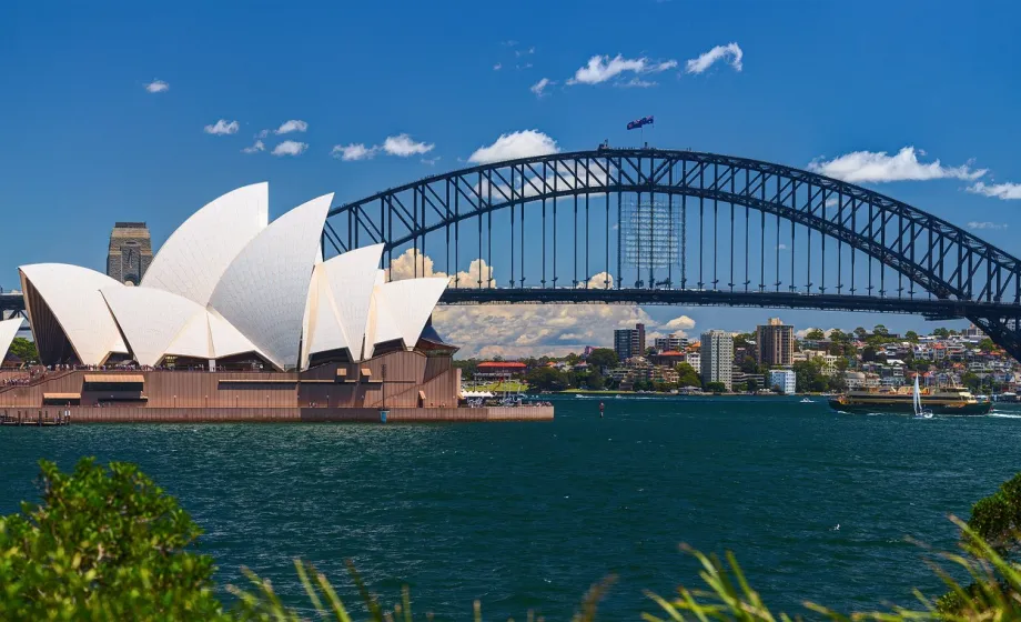 Sydney und Opernhaus mit Harbour Bridge unter blauem Himmel
