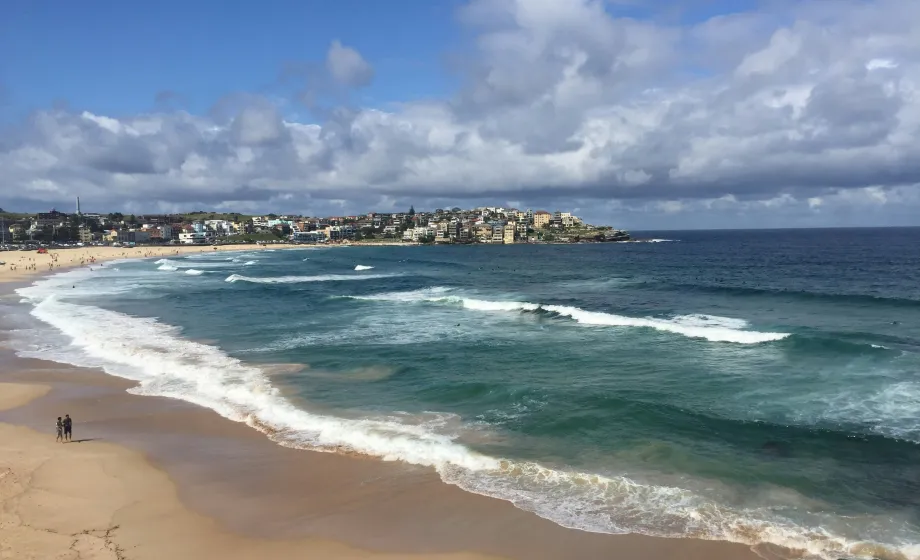 Wilder endloser Strand in Australien weisse Wellen und blauer Himmel