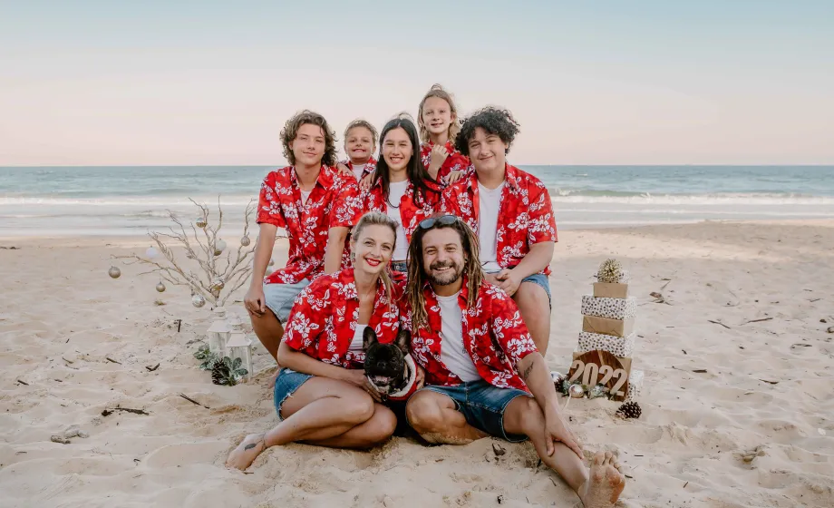 Gruppenbild mit Gastfamilie in Sommeroutfit am weissen Sandstrand