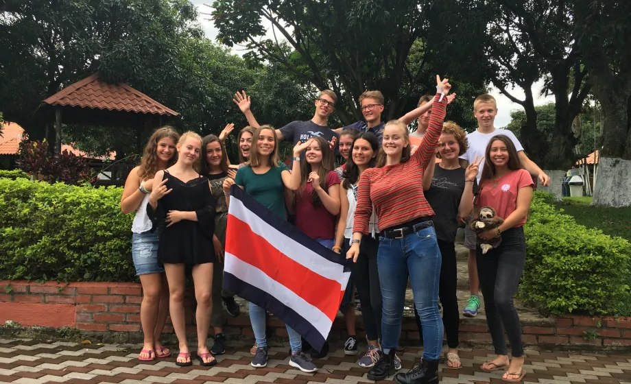 Gruppe Austauschüler mit Costa Ricanischer Flagge