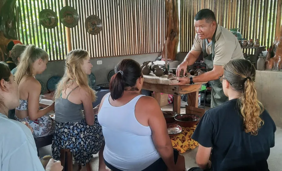 Gruppe Schüler nimmt teil an traditioneller Costaricanischer Kochschule in Hütte im Dschungel