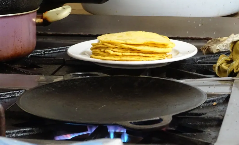 Pfannkuchen auf Gashard mit traditioneller Pfanne in Costa Rica