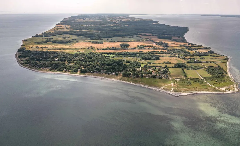 Landzunge Dänemarks ins Meer hinaus flach mit Feldern und Wälder