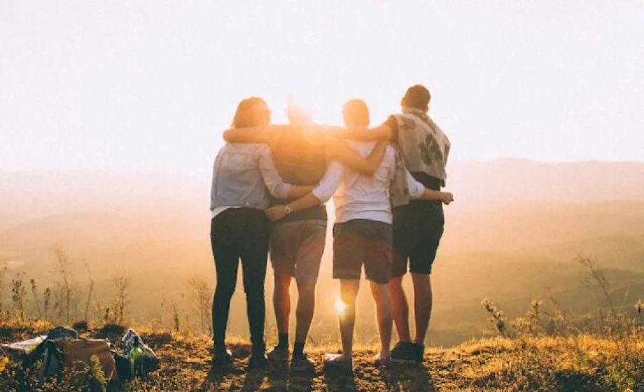 Gruppe von Freunden von hinten
