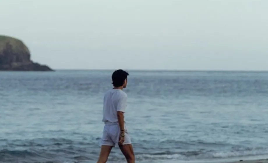 Junge mit Fussball am Meer