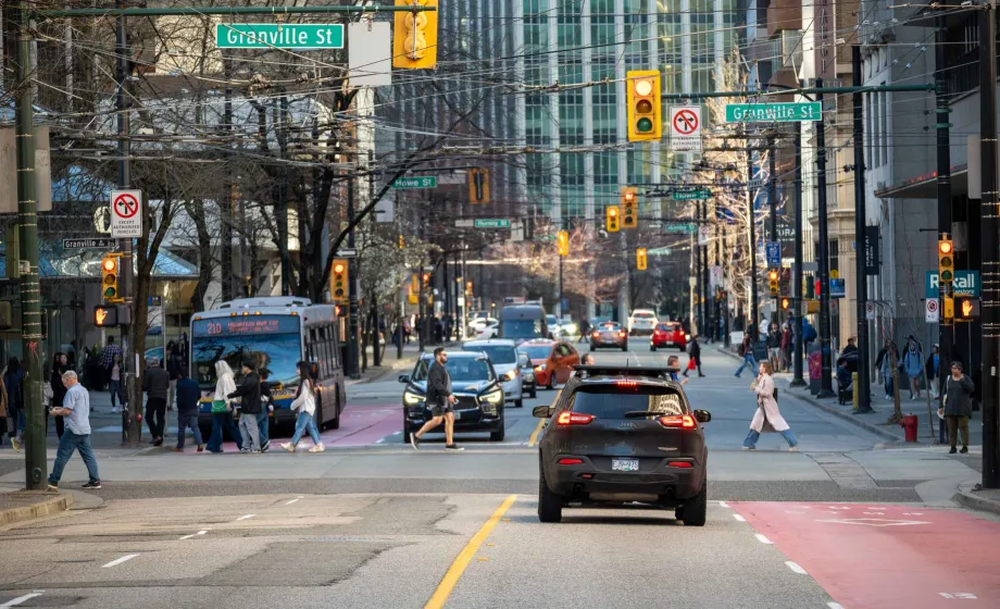 Downtown Vancouver Hauptstrasse mit Auto und Ampeln