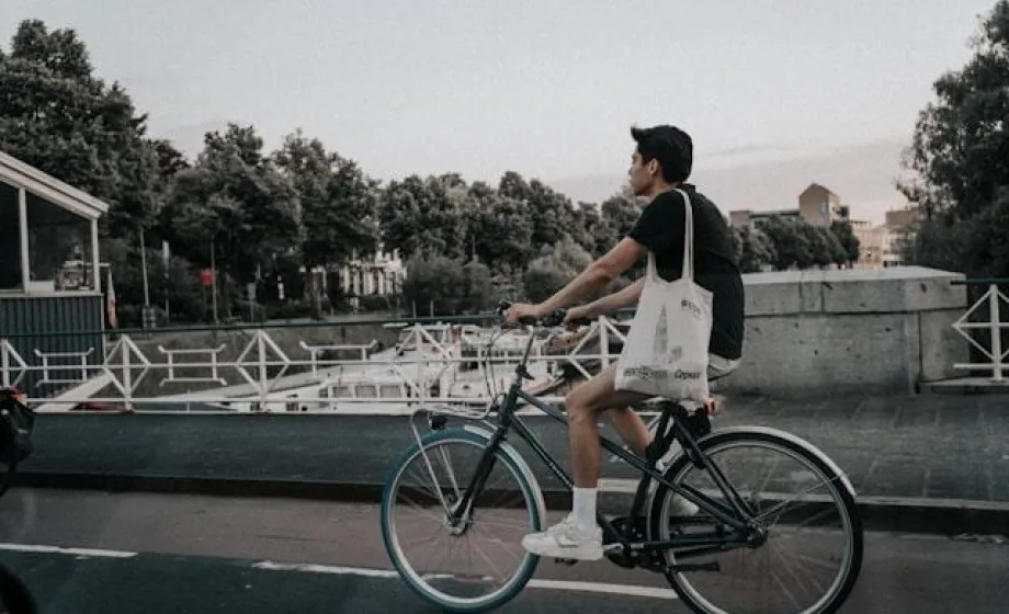 Jugendlicher auf einem Fahrrad in einer Landschaft in den Niederlanden
