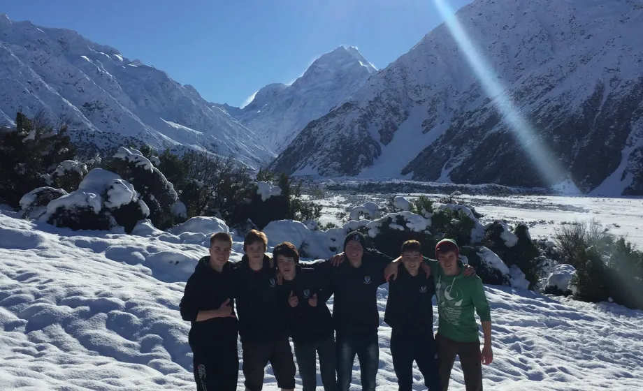 Schüler im Schnee vor blauem Himmel