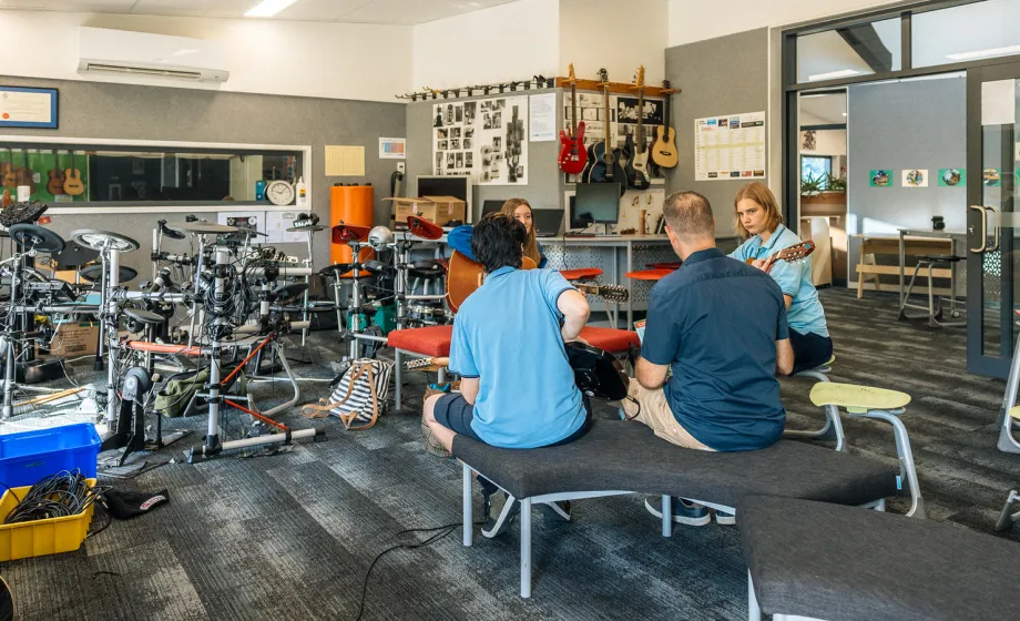 Klassenzimmer mit Schüler beim Musikunterreicht