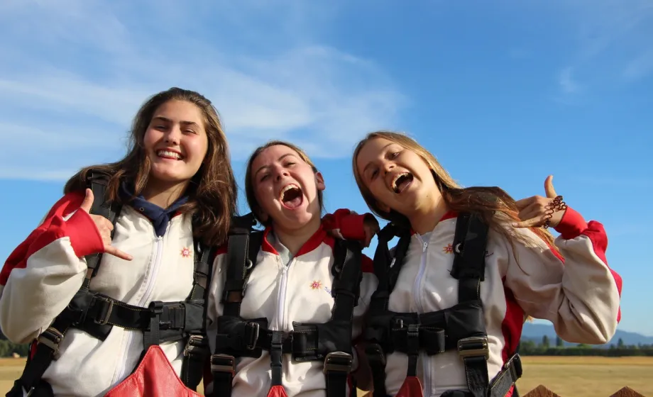 Mädchen nach Skydive Gruppenbild lachend