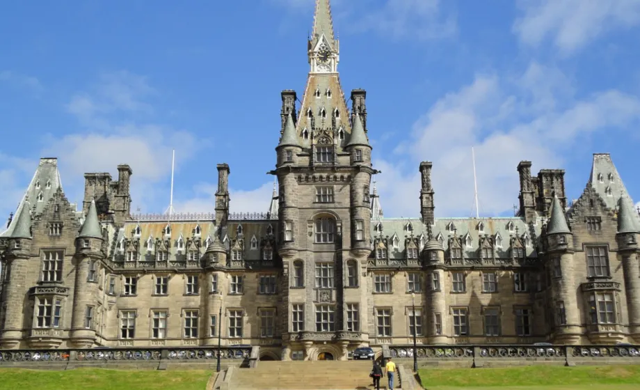 Prachtvolles Schloss mit Trümen blauer Himmel grüne Wiese