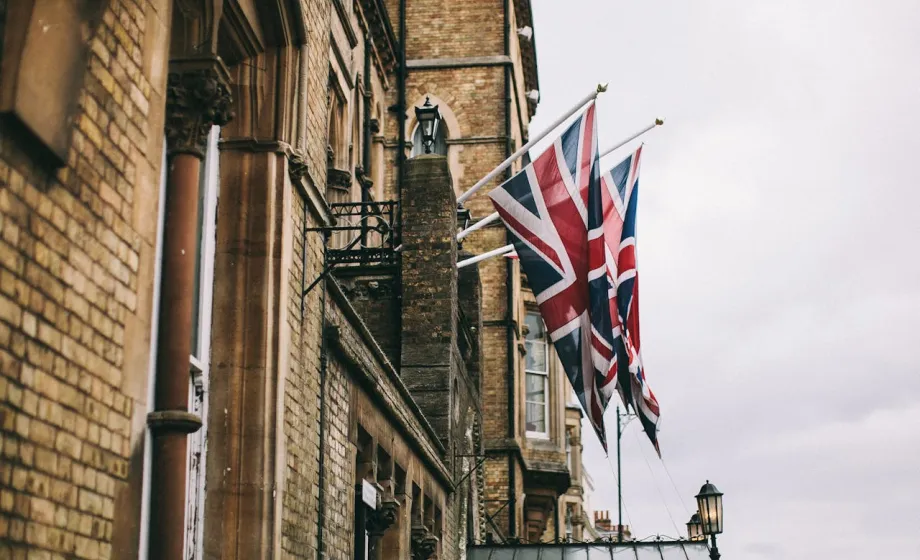 Häuserwand Altstadt mit Union Jack Flagge von United Kingdom