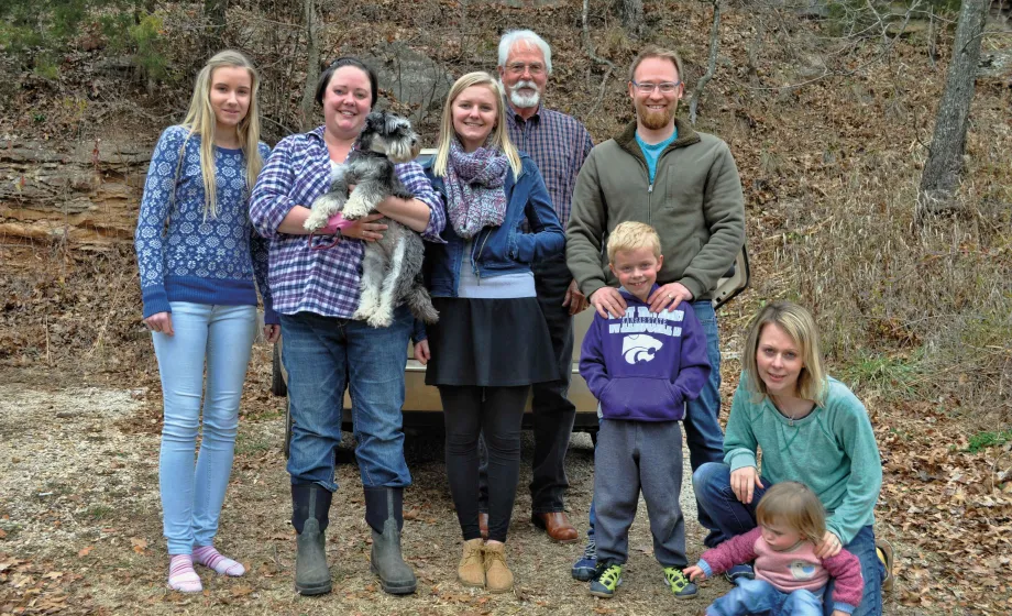 Gastfamilie mit Austauschschülerin Familienbild im Wald 