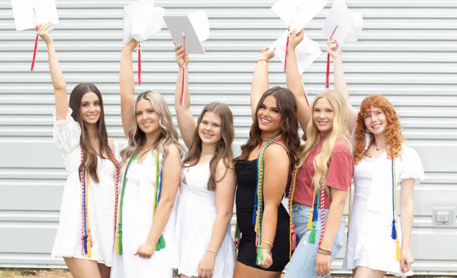 Freundinnen Gruppenfoto bei der Graduation in den USA