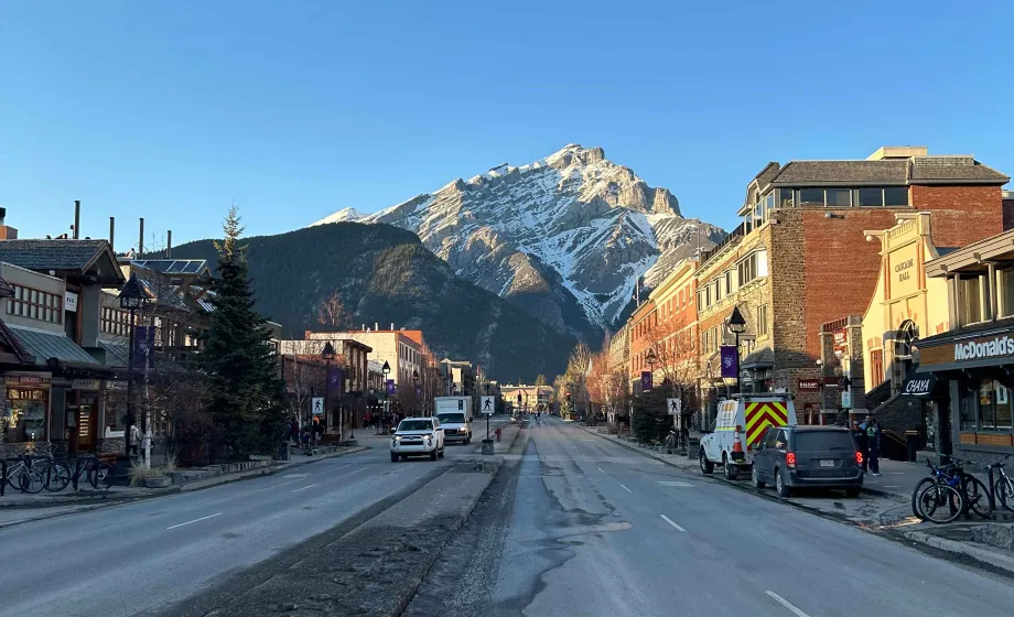 Strasse durch Kleinstadt mit sonniger Häuserfront in Kanada