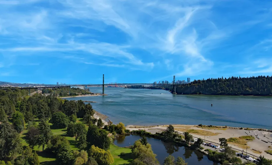 Sicht auf Lions Gate Bridge in Vancouver mit Wald und Meer