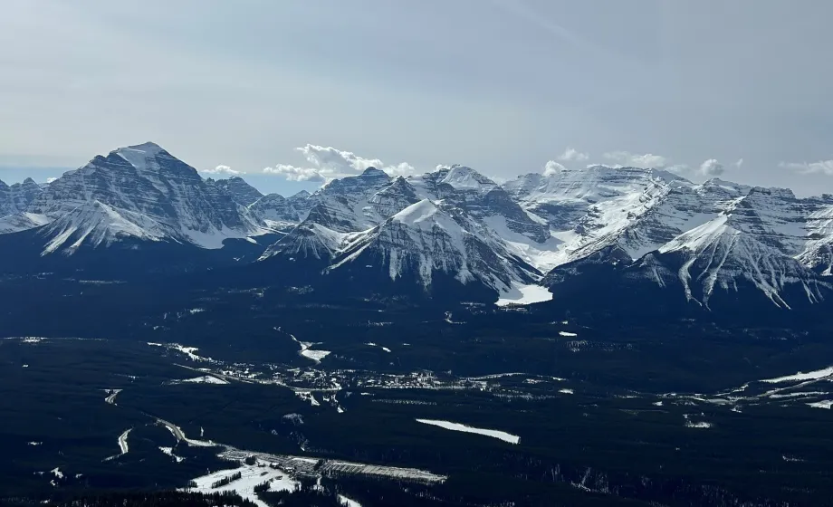 Sicht auf verschneite Rocky Mountains an sonnigem Tag