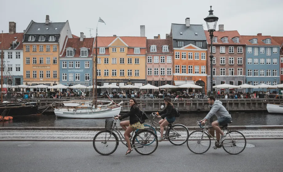 Jugendliche auf Fahrräder entlang Deich in Copenhagen