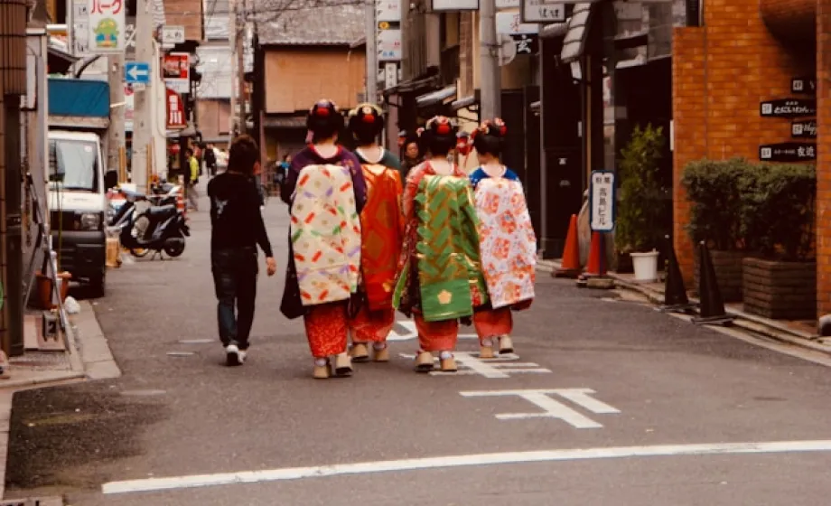 Japanische Frauen in Kimonos laufen durch Gasse