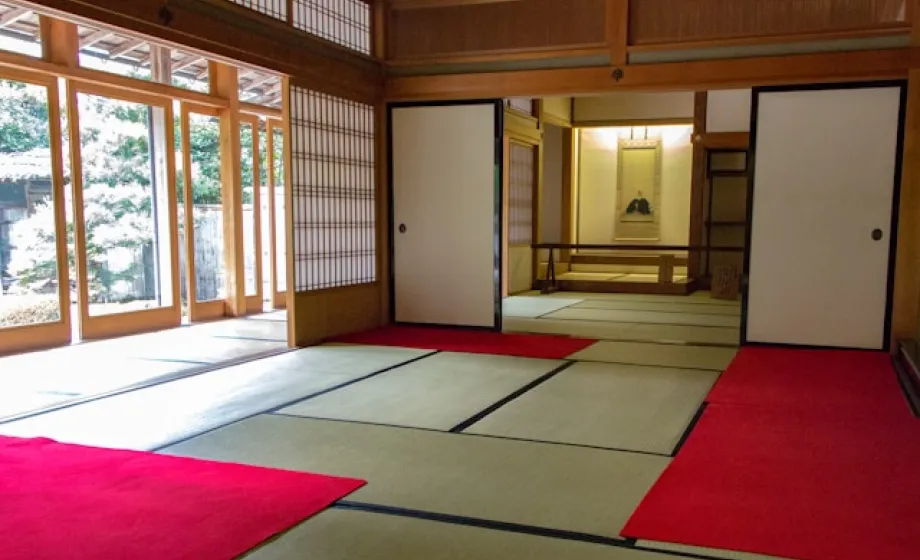 Japanisches Haus von Innen sehr schlicht grosse Fenster