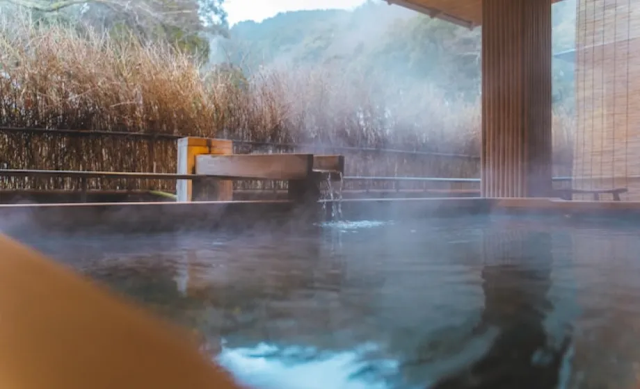 Japanisches Onsen Bad mit Dampf draussen