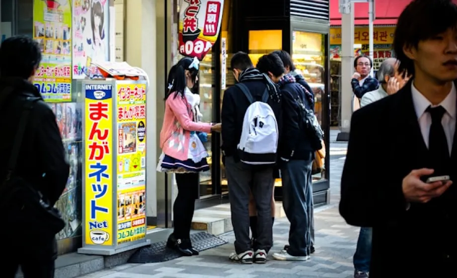 Japanische Jugendliche auf Strasse am sprechen