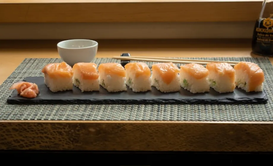 Lachs Sushi Rolle schön auf Platte angerichtet