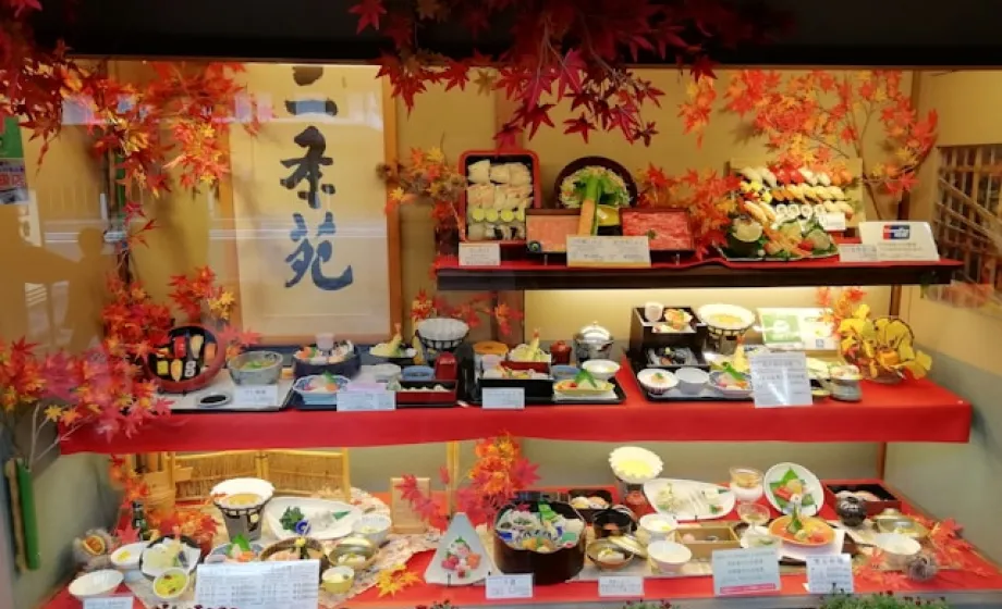 Ausgestellte Sushi durch Schaufenster fotografiert