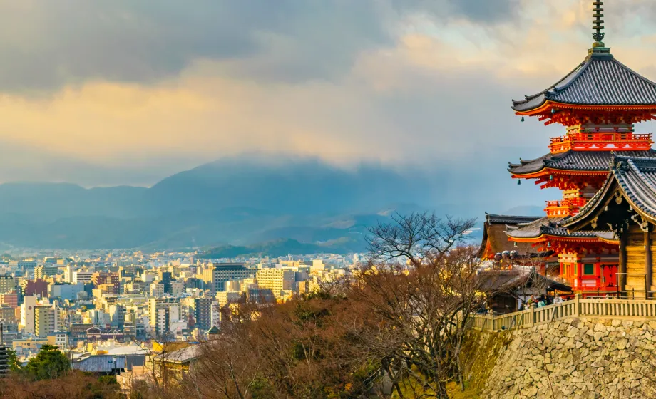 Japanischer Tempel über Stadt mit Berge im Hintergrund