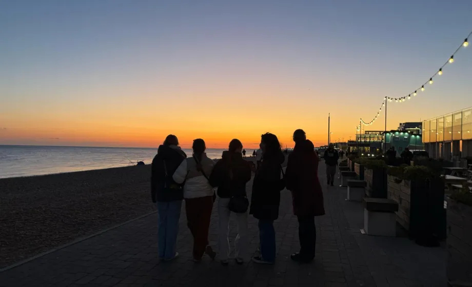 Sonnenuntergang mit Gruppe am Meer