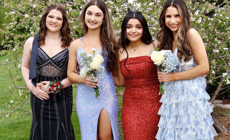 3 junge Damen mit festlichem Kleid