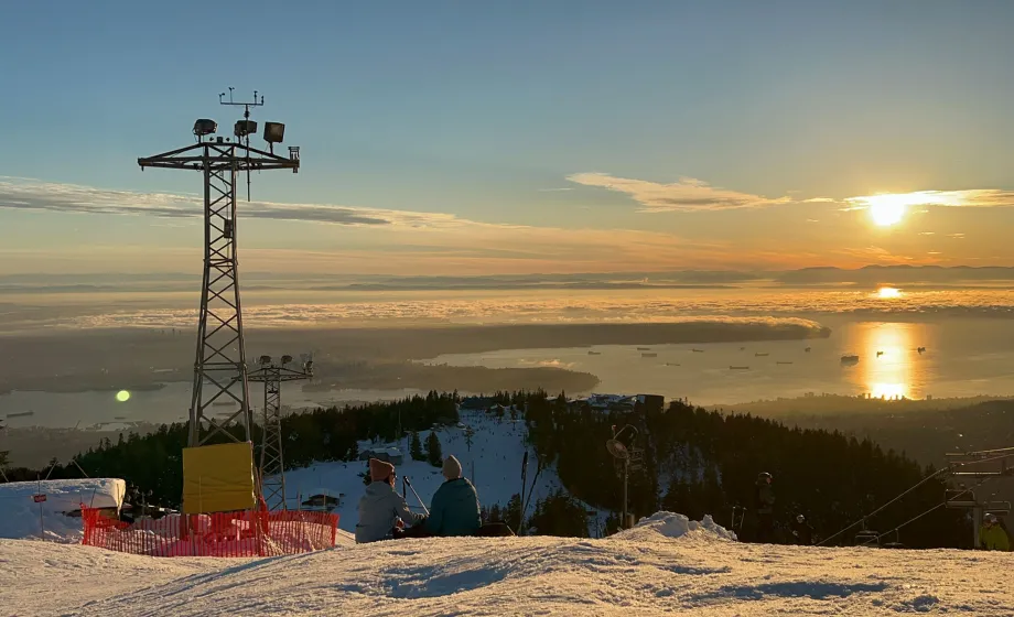 Aussicht auf das Meer in einem Skigebiet